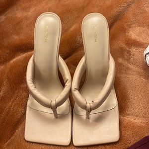 Cute Thong Nude kitten heels! Stylish & Dainty never worn PLT heels